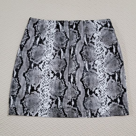 Forever 21 Snakeskin Print Faux Leather Skirt Black gray white Size Small - Picture 2 of 12